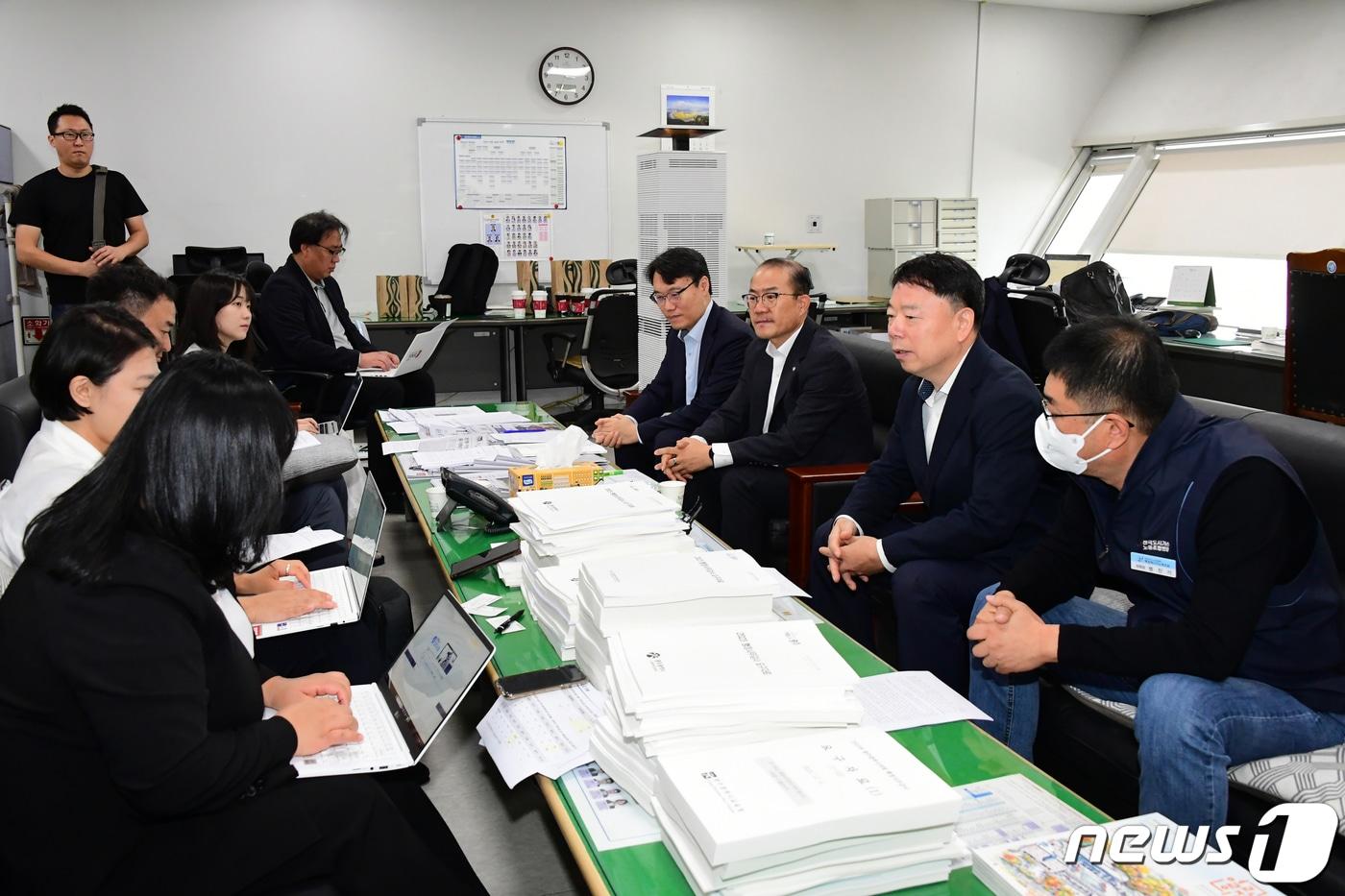 정회 해양에너지 대표과 주요 임원들이 2일 광주시의회를 찾아 고배당과 도시가스 요금 인상 논란에 대한 입장을 밝히고 있다.(광주시의회 제공)2023.11.2/뉴스1 ⓒ News1 박준배 기자