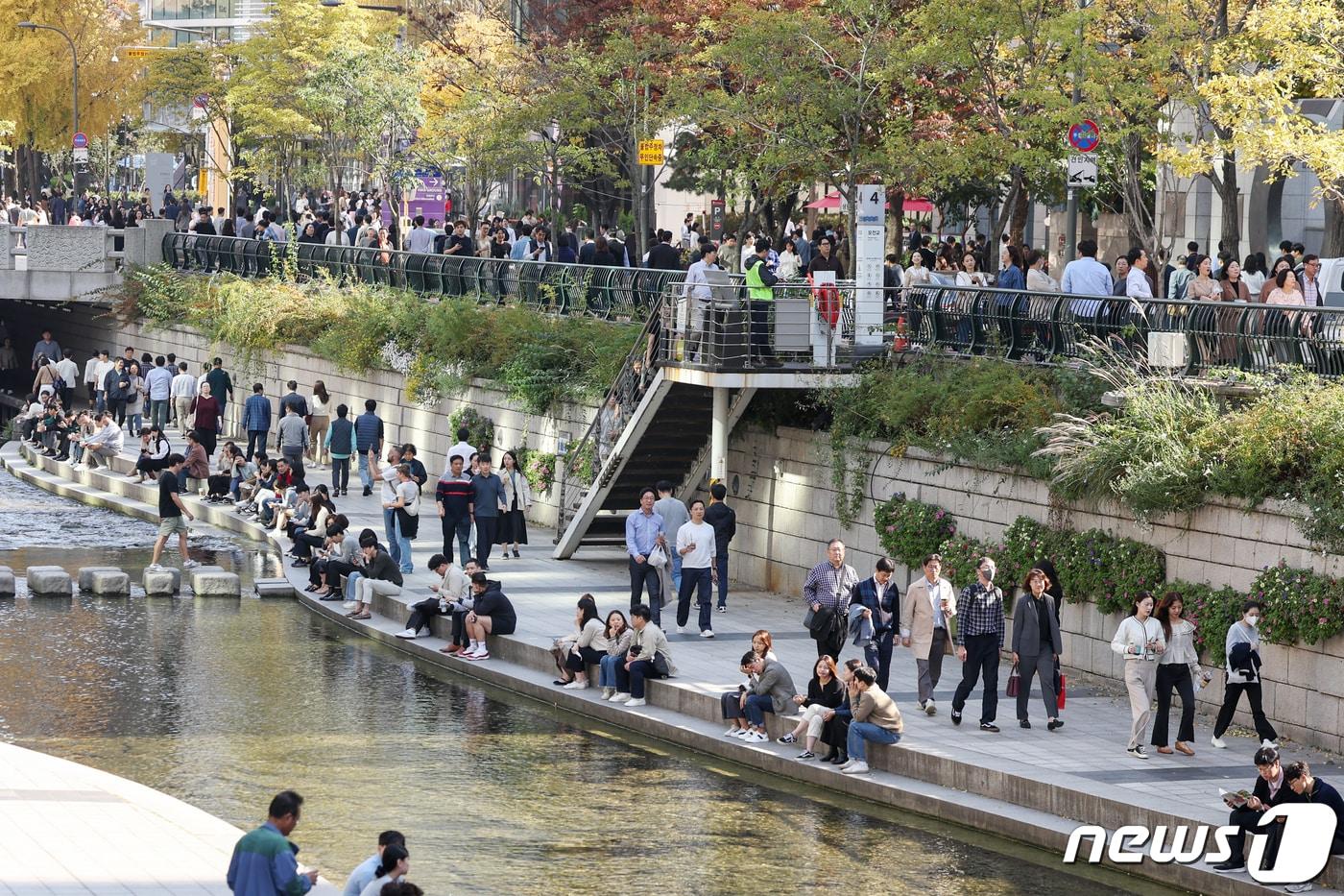 서울 종로구 청계천 일대에서 점심시간을 맞은 직장인들이 산책을 즐기고 있다.ⓒ News1 민경석 기자
