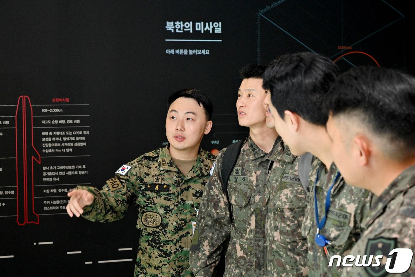 본문 이미지 - 공보정훈 병과원들이 서울 용산구 전쟁기념관 '북한 군사도발실'을 견학하며 국가안보 및 대적관 확립의 중요성을 마음에 새기고 있다. (국가보훈부 제공) 2023.11.2/뉴스1