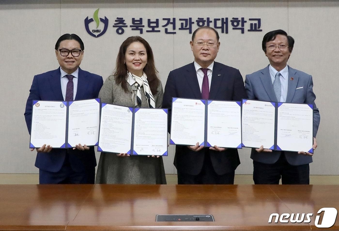 본문 이미지 - 충북보건과학대-베트남·캄보디아 기관 업무협약. 오른쪽 두번째가 박용석 충북보과대 총장. (충북보건과학대 제공) /뉴스1