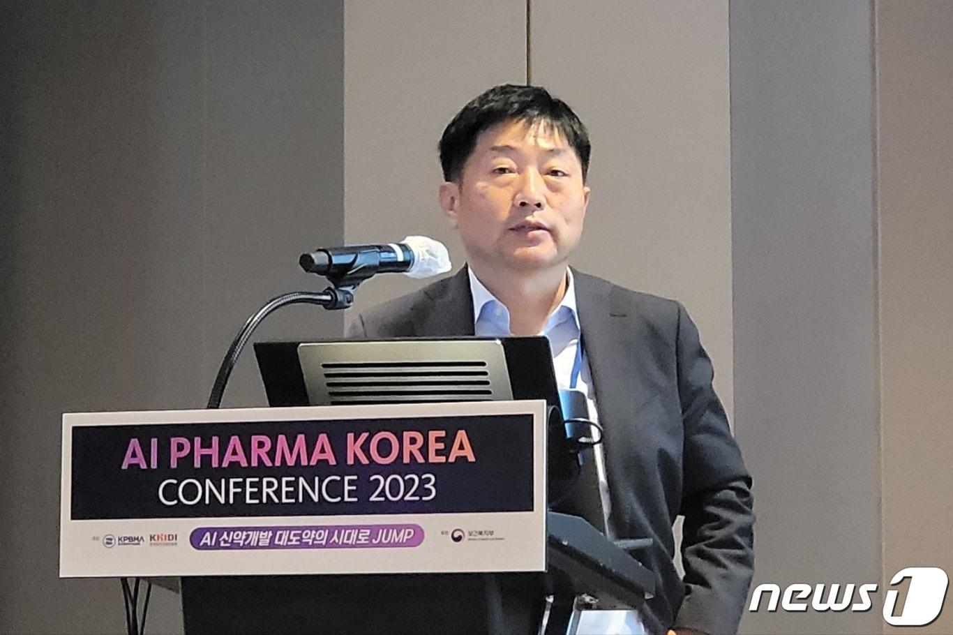 본문 이미지 - 채종철 파로스아이바이오 최고과학책임자(CSO)가 2일 서울 이태원 몬드리안에서 열린 ‘AI 파마 코리아 콘퍼런스 2023’의 특별 강연에서 발표를 하고 있다.231102/뉴스1 ⓒ News1 황진중 기자