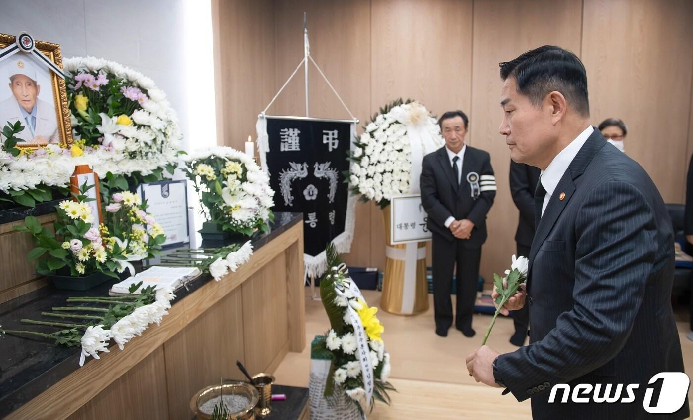 본문 이미지 - 신원식 국방부 장관이 지난해 11월 2일 오후 경기도 성남시 국군수도병원에 마련된 귀환 국군포로 고 김성태 옹의 빈소를 찾아 고인의 영정 앞에 헌화를 하며 조의를 표하고 있다. (국방부 제공, 사진은 기사 내용과 무관함) / 뉴스1 ⓒ News1) 2023.11.2/뉴스1