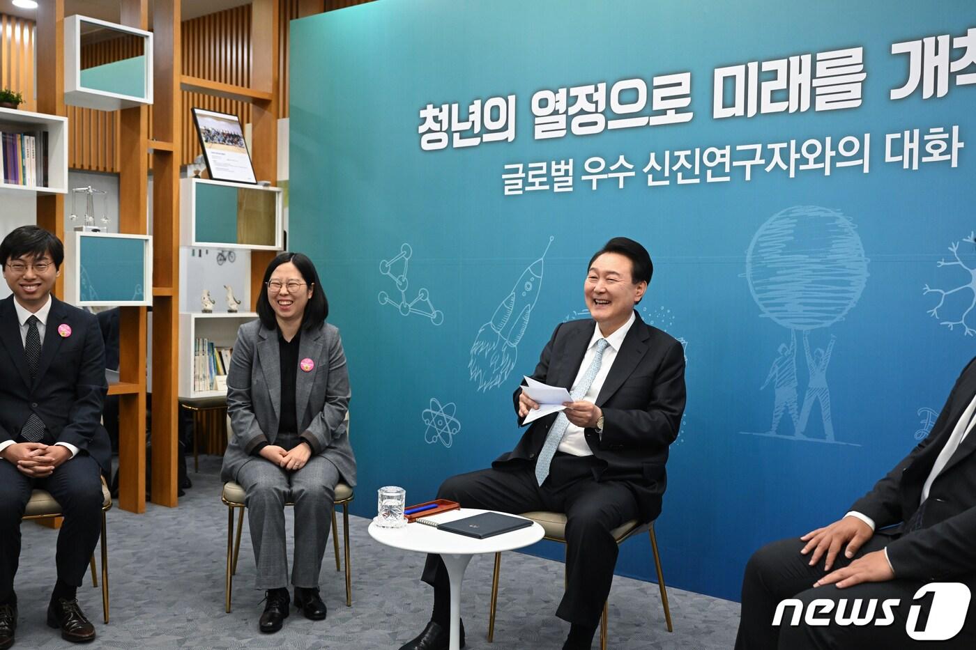 본문 이미지 - 윤석열 대통령이 2일 대전 유성구 한국표준과학연구원에서 열린 '글로벌 우수 신진 연구자와의 대화'에서 참석자들과 대화하고 있다. (대통령실 제공) 2023.11.2/뉴스1 ⓒ News1 오대일 기자