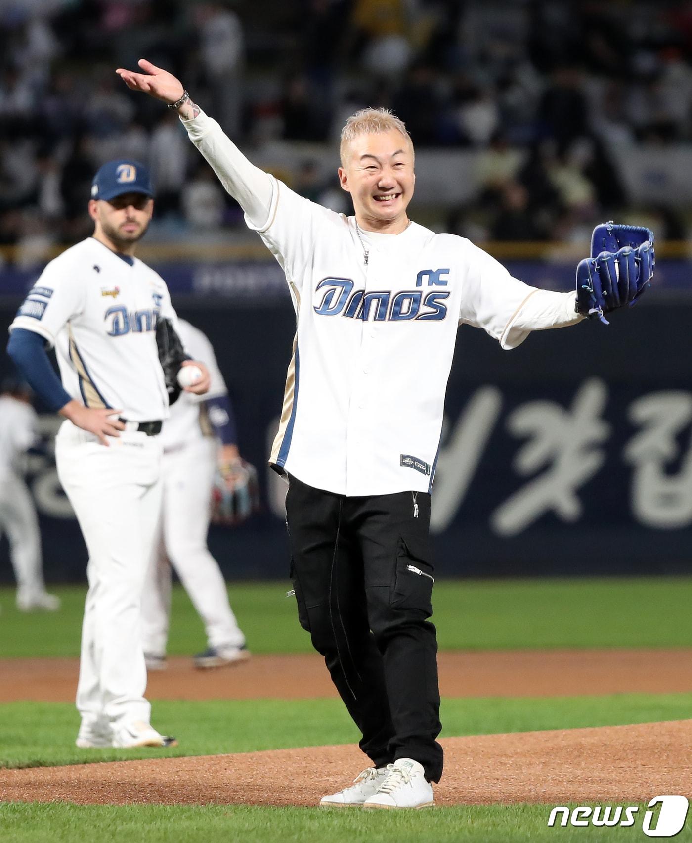 본문 이미지 - 2일 오후 경남 창원NC파크에서 열린 프로야구 '2023 신한은행 SOL KBO 포스트시즌' 플레이오프 3차전 kt 위즈와 NC 다이노스의 경기에서 NC 대표 응원가인 '마산 스트리트'의 저작자 밴드 노브레인의 보컬 이성우가 시구하기 전 팬들의 호응을 유도하고 있다. 2023.11.2/뉴스1 ⓒ News1 윤일지 기자