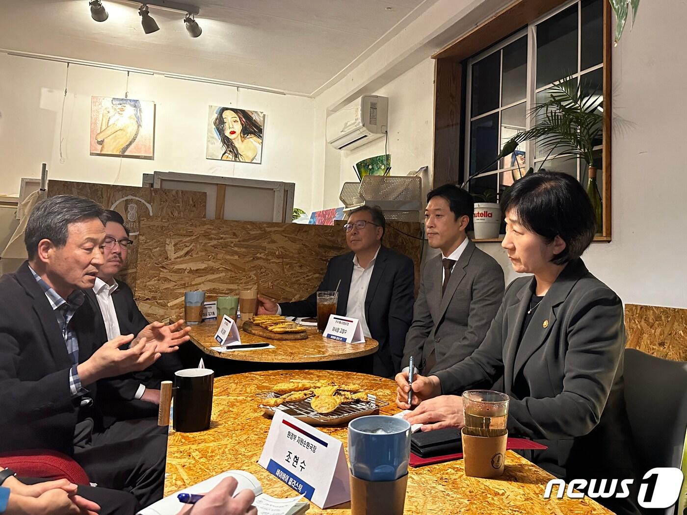 본문 이미지 - 한화진 환경부 장관이 서울 양천구에 소재한 커피전문점에서 열린 '일회용품 규제관련 소상공인 간담회'에 참석해 대화를 나누고 있다. (환경부 제공) 2023.11.2/뉴스1
