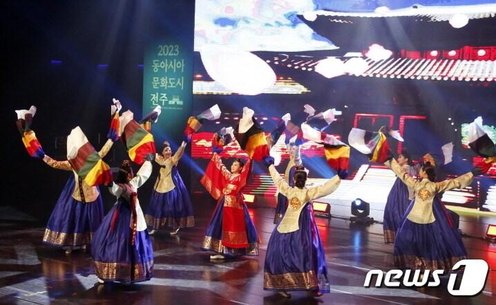 본문 이미지 - 2일 전북 전주시 국립무형유산원 대공연장(얼쑤마루)에서 ‘동아시아문화도시 전주’ 폐막식이 개최됐다.(전주시 제공)/뉴스1