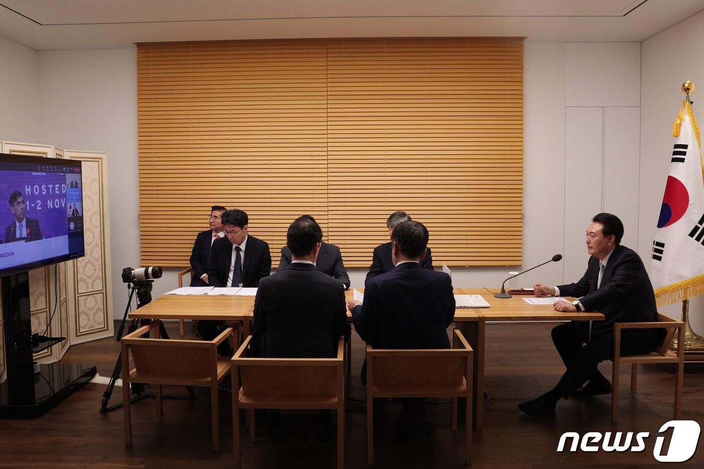 본문 이미지 - 윤석열 대통령이 지난해 11월 2일 영국에서 열린 '제1차 AI 안전성 정상회의(AI Safety Summit)'에 화상으로 참석해 각국 정상들과 'AI의 안전한 활용'을 위한 협력 방안을 논의하는 모습. (대통령실 제공) 2023.11.2/뉴스1 ⓒ News1 오대일 기자