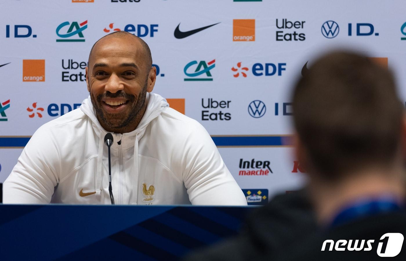 대한민국 올림픽 대표팀과 프랑스 21세 이하(U-21) 대표팀의 평가전을 하루 앞둔 19일 오후(현지시간) 프랑스 노르망디 지방의 항구도시 르아브르 ‘스타드 오세안(Stade Oc&eacute;ane)’에서 티에리 앙리 프랑스 대표팀 감독이 기자회견을 하고 있다. 2023.11.20/뉴스1 ⓒ News1 이준성 기자