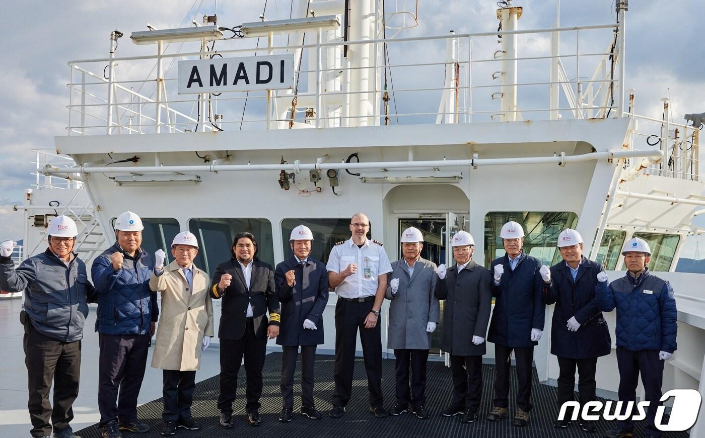 정몽규 HDC그룹 회장&#40;왼쪽 다섯 번째&#41;을 비롯한 HDC그룹 경영진과 한화에너지, 한화 건설부문 등 관계자는 지난 17일 경남 통영시 안정국가산업단지에 있는 HDC그룹의 통영에코파워를 방문해 통영에코파워에 사용될 LNG를 수송하는 ‘AMADI호’의 첫 입항을 기념하는 입항식에 참석했다. 2023. 11. 17/뉴스1&#40;회사 제공&#41;