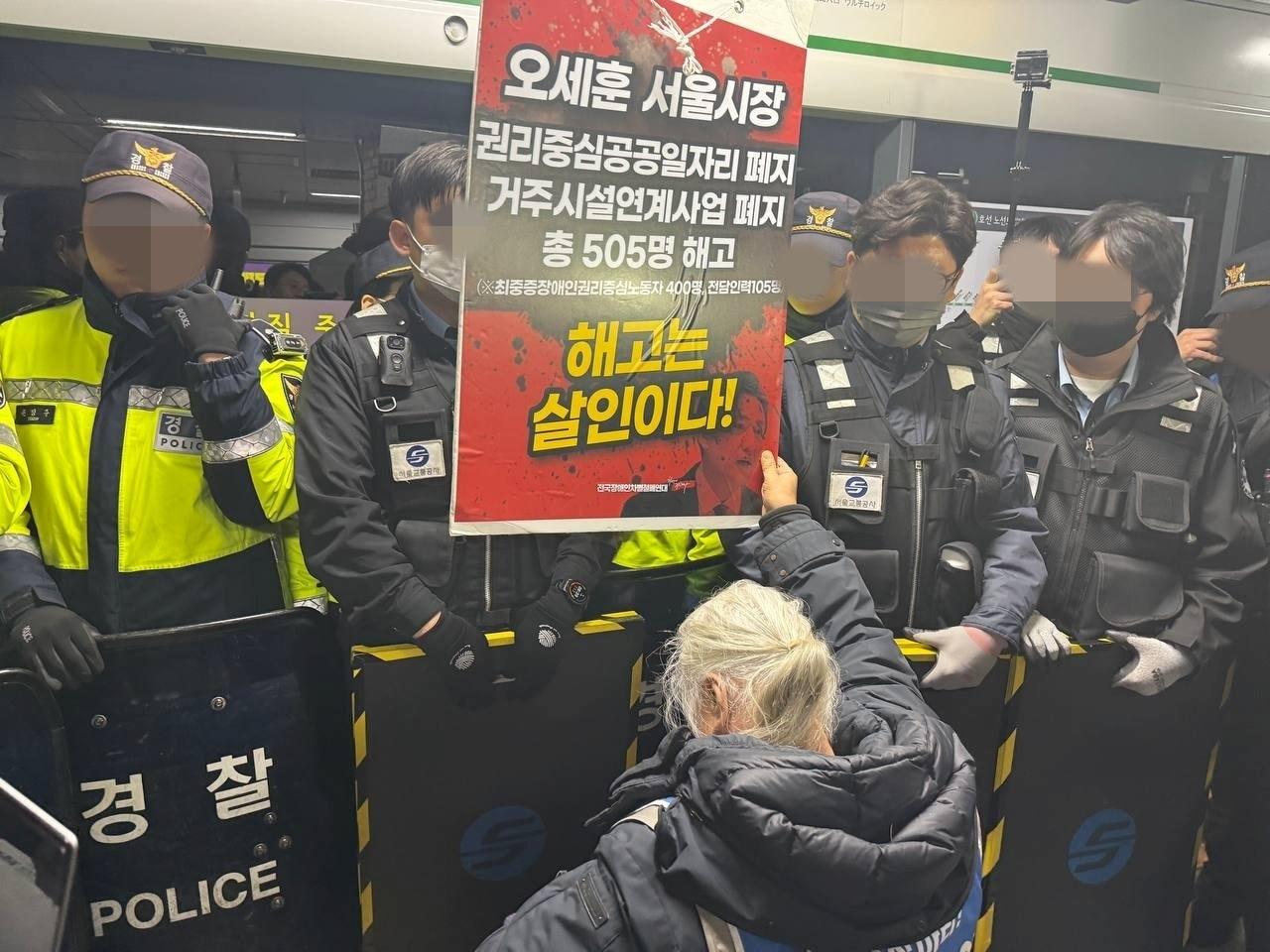 본문 이미지 - 박경석 전장연 상임공동대표가  20일 오전 2호선 시청역 승강장에서 지하철에 탑승하려고 시도하고 있다. (전장연 제공) ⓒ 뉴스1