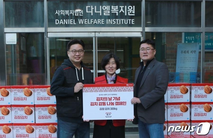 본문 이미지 - 대상㈜ 종가가 &#39;김치 감동 나눔 캠페인&#39;을 통해 &#39;다니엘복지원&#39;에 김장김치 300㎏을 전달했다. 김치 방문 나눔 행사에는 &#40;왼쪽부터&#41; 서경덕 교수, 박은영 대상 식품BU장 전무, 지승현 다니엘복지원장이 참석했다.&#40;대상 제공&#41;
