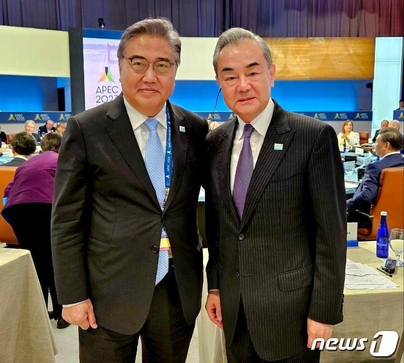 본문 이미지 - 박진 외교부 장관(왼쪽)과 왕이 중국 외교부장이 지난 17(현지시간) 미국 샌프란시스코에서 열린 아시아·태평양경제협력체(APEC) 정상회의 참석을 계기로 만나 기념 촬영을 하고 있다. (외교부 제공)