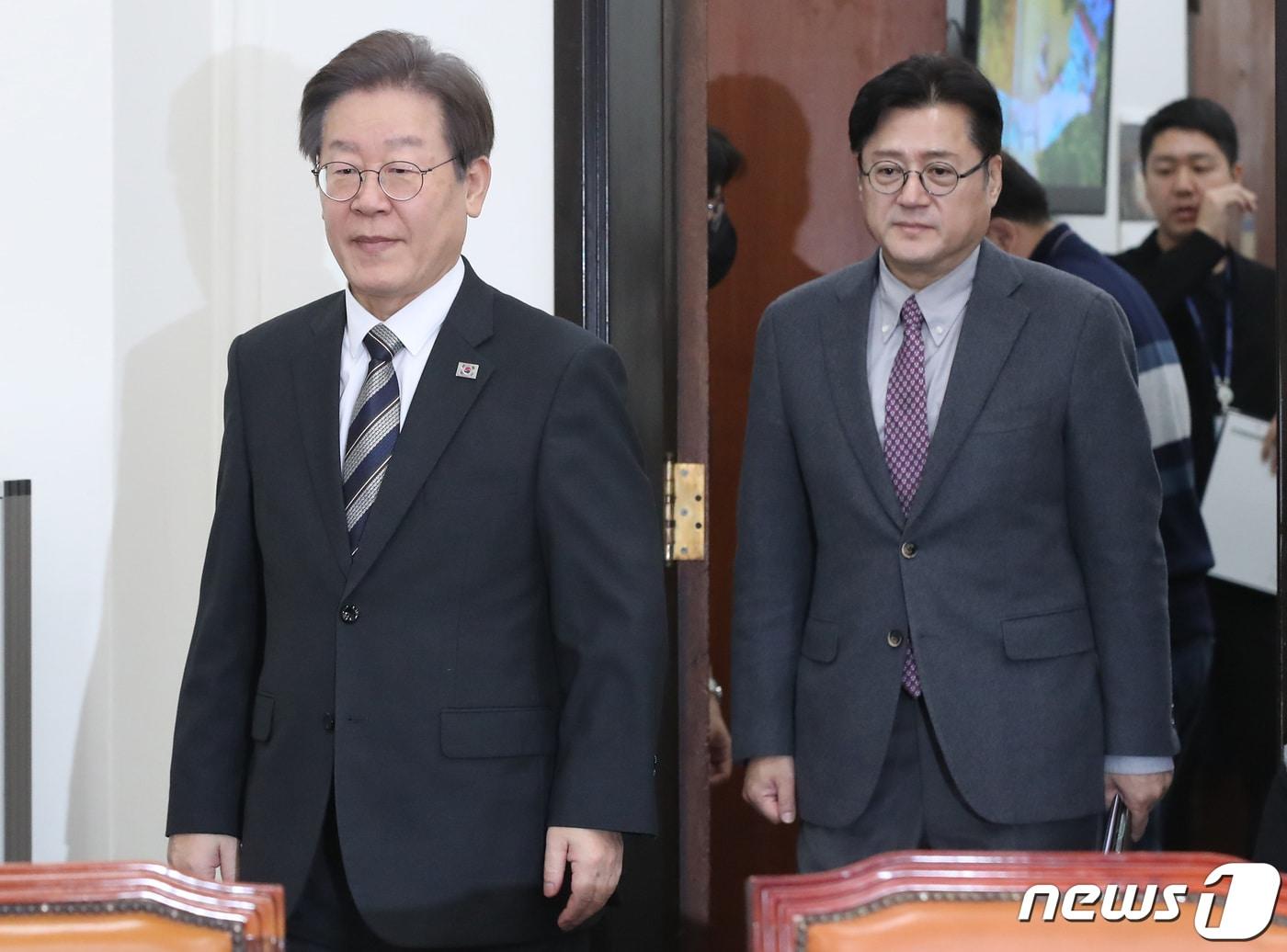 본문 이미지 - 이재명 더불어민주당 대표와 홍익표 원내대표가 20일 오전 서울 여의도 국회에서 열린 최고위원회의에 참석하고 있다. 2023.11.20/뉴스1 ⓒ News1 임세영 기자