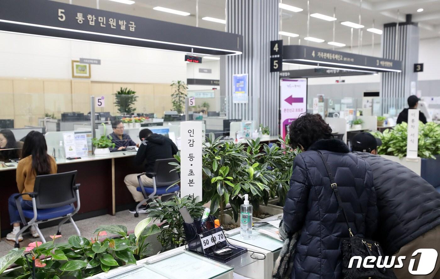 본문 이미지 - 전국 행정망 '먹통' 사태와 관련해 정부가 사흘 만에 "모두 복구됐다＂고 밝힌 20일 오전 서울 동대문구청을 찾은 민원인들이 민원 업무를 보고 있다. 행정안전부는 이날 전국 시군구·읍면동 주민센터에서 민원 서류발급 서비스를 재가동한다고 알렸다. 온라인 민원서비스인 '정부24'도 정상적으로 운영된다. 2023.11.20/뉴스1 ⓒ News1 이승배 기자