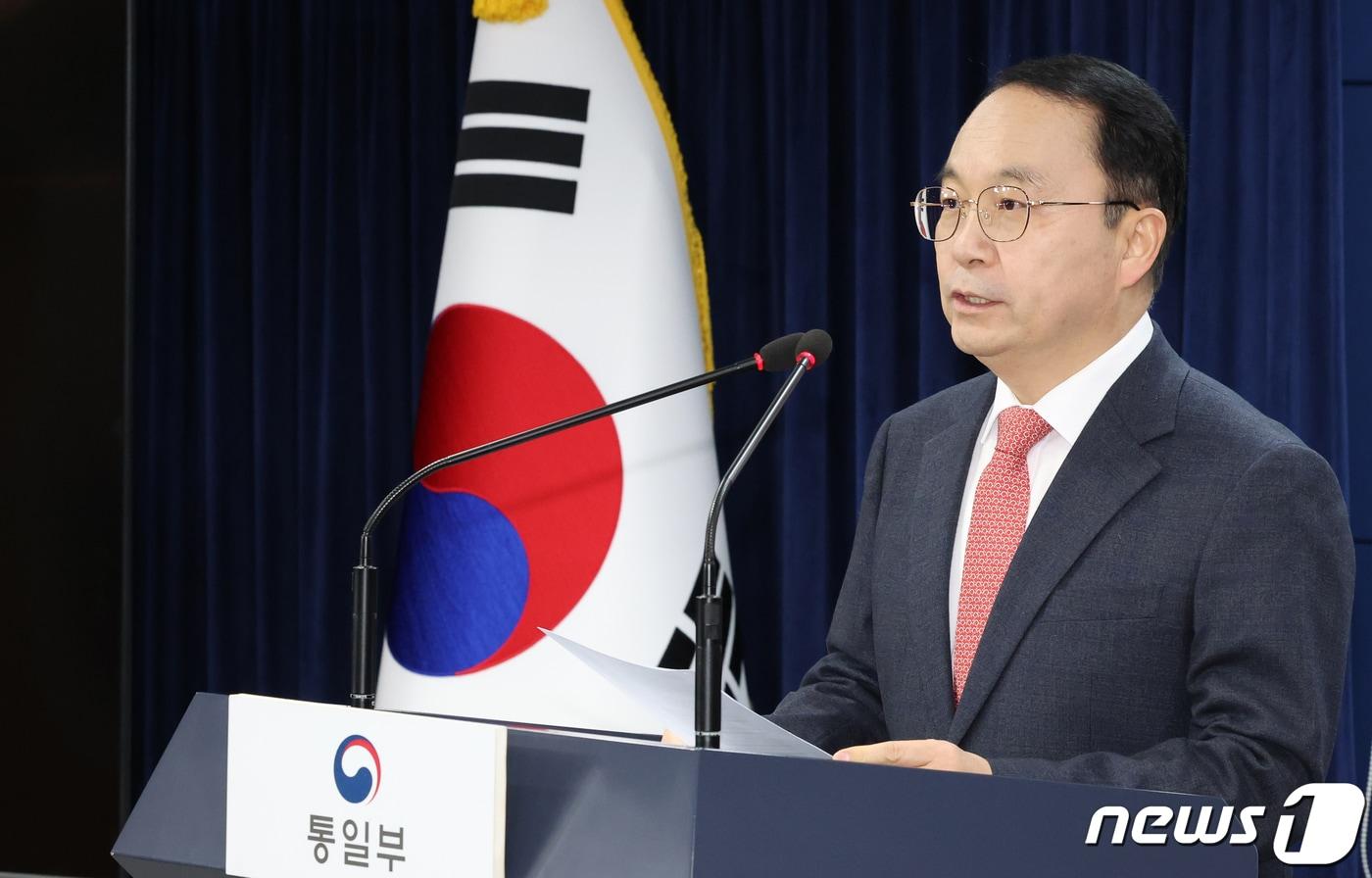 본문 이미지 - 구병삼 통일부 대변인이 20일 오전 서울 종로구 세종대로 정부서울청사에서 열린 정례브리핑에서 북한의 군사정찰위성 발사 등 현안 관련 질문에 답변하고 있다. 2023.11.20/뉴스1 ⓒ News1 김명섭 기자