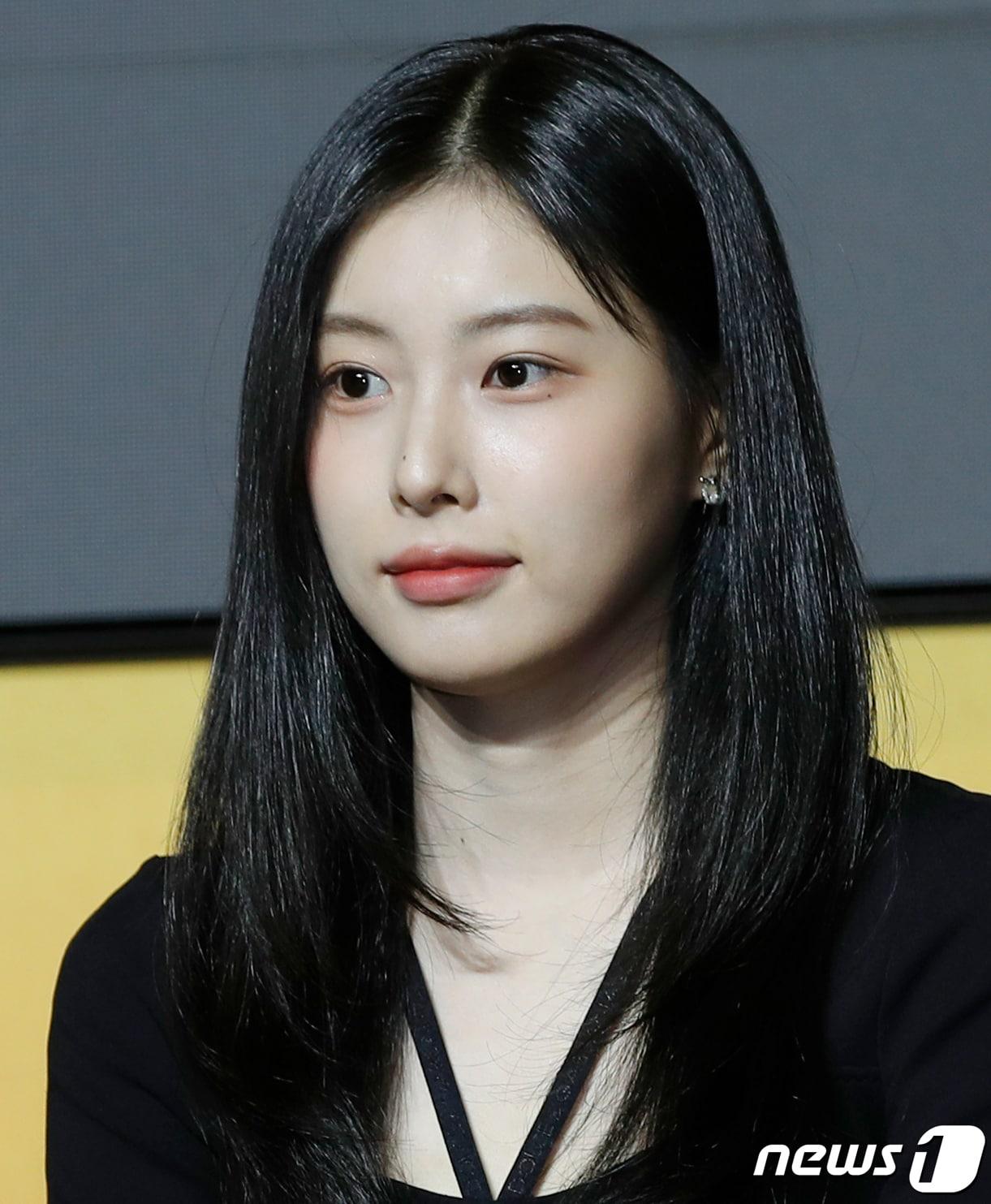 본문 이미지 - 아이즈원 출신 배우 강혜원이 20일 오전 서울 역삼동 조선 팰리스 강남 호텔에서 진행된 쿠팡플레이 오리지널 드라마 '소년시대' 제작발표회에서 매력을 발산하고 있다. ‘소년시대’는 1989년 충청남도를 배경으로 안 맞고 사는 게 일생일대의 목표인 병태가 하루아침에 부여 짱으로 둔갑하면서 벌어지는 이야기를 그렸다. 2023.11.20/뉴스1 ⓒ News1 권현진 기자