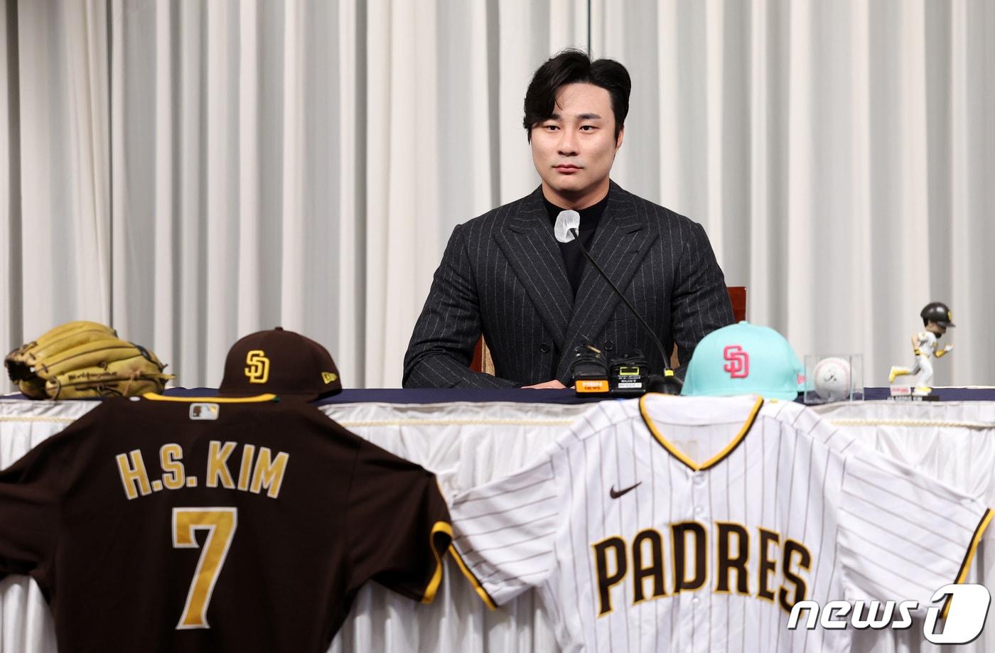 본문 이미지 - 역대 한국인 선수 최초로 메이저리그(MLB) 내셔널리그 유틸리티 야수 부문 골든글러브를 수상한 샌디에이고 파드리스의 김하성이 20일 서울 강남구 청담동 호텔리베라에서 열린 공식 기자회견에서 취재진 질문을 경청하고 있다. 2023.11.20/뉴스1 ⓒ News1 김진환 기자