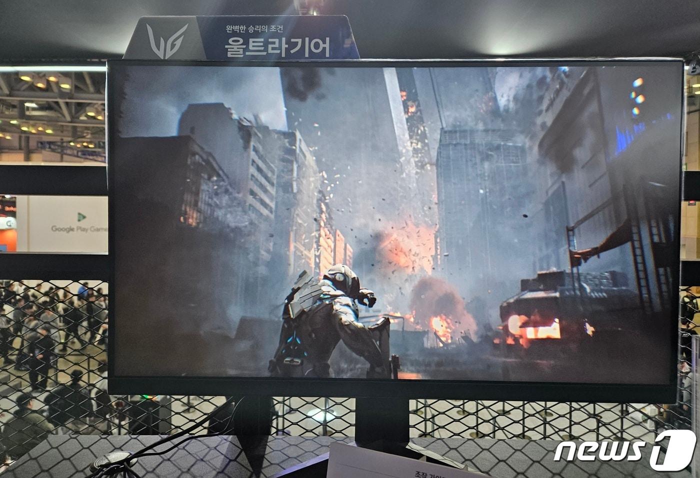 엔씨소프트가 개발중인 슈팅 MMO 장르 'LLL' 플레이 시작 전 인게임 영상이 나오는 모습 2023.11.20/뉴스1 ⓒ News1 박소은 기자