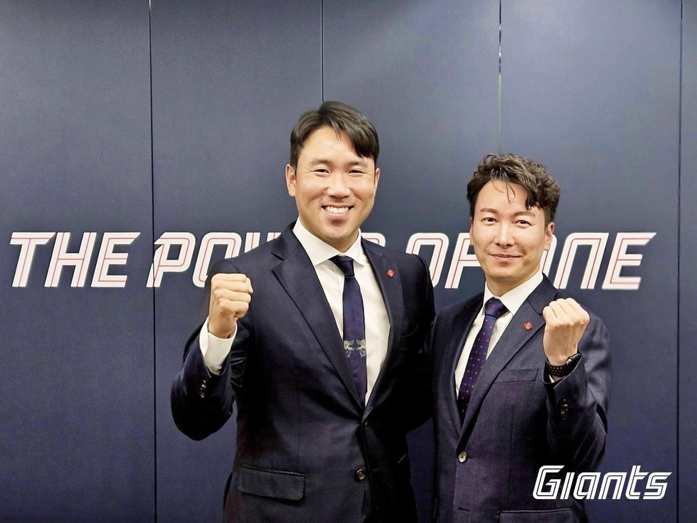 본문 이미지 - 전준우(왼쪽)가 롯데 자이언츠와 4년 총액 47억원 계약을 맺은 뒤 박준혁 롯데 자이언츠 단장과 사진 촬영을 하고 있다. (롯데 자이언츠 제공)