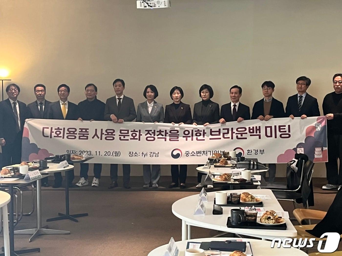 본문 이미지 - 이영 중소벤처기업부 장관과 한화진 환경부 장관이 '다회용품 사용 문화 정착을 위한 브라운백 미팅'에서 참석자들과 기념 촬영을 하고 있다. ⓒ News1 김형준 기자
