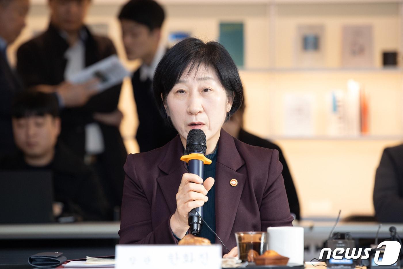 본문 이미지 - 한화진 환경부장관이 20일 서울 한 카페에서 환경부와 중소벤처기업부가 공동으로 개최하는 ‘다회용품 사용문화 정착을 위한 간담회’에 참석, 소상공인과 업계부담 경감을 위한 부처 간 협업방안을 논의하고 있다. (환경부 제공) 2023.11.20/뉴스1