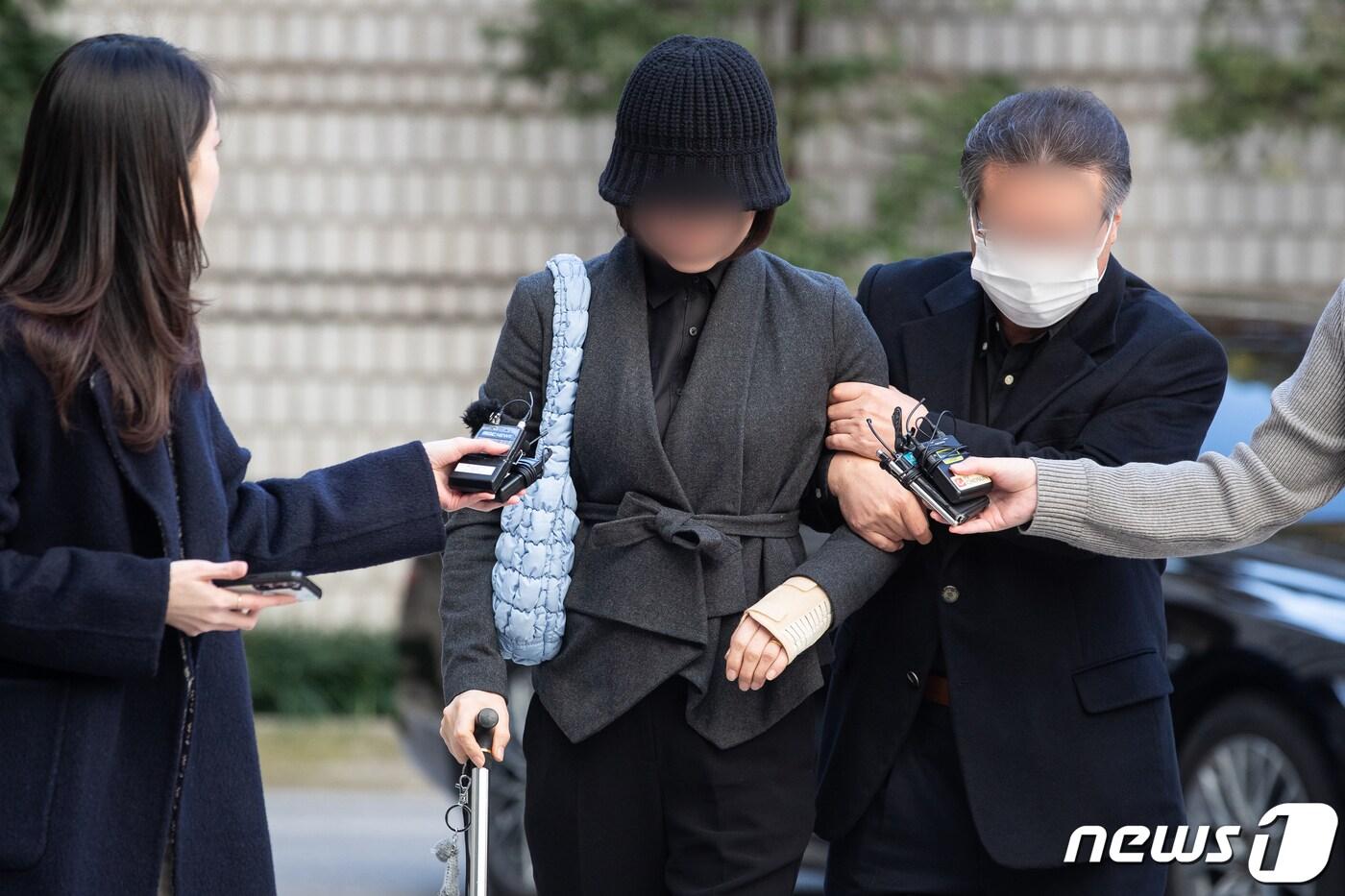 자녀 입시비리 등 혐의로 재판에 넘겨진 정경심 전 동양대 교수가 20일 서울 서초구 서울고등법원에서 열린 2심 공판에 출석하고 있다. 2023.11.20/뉴스1 ⓒ News1 유승관 기자