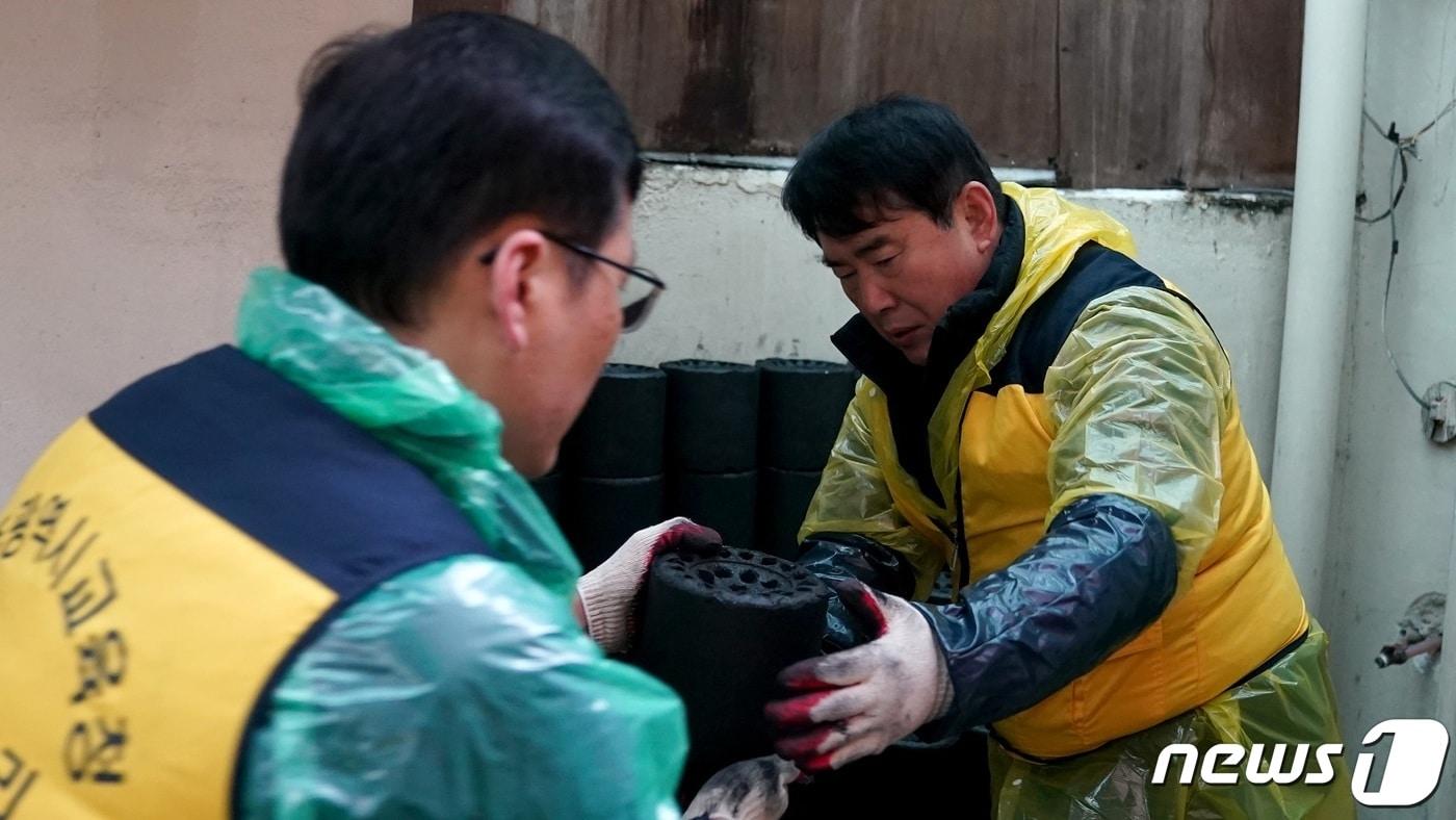 본문 이미지 - 이정선 광주시교육감이 18일 광주시교육청 봉사동호회와 서구 광천동 일대서 연탄 전달 봉사활동을 하고 있다.(광주시교육청 제공)2023.11.20./뉴스1
