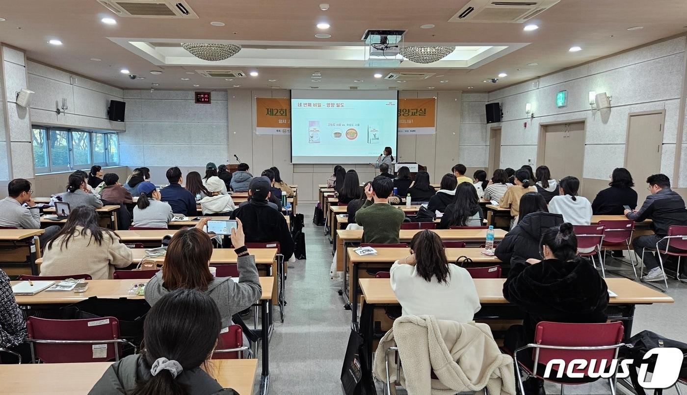 본문 이미지 - 곽영화 로얄캐닌코리아 책임수의사는 12일 서울 강남구 세텍에서 열린 '반려동물 영양교실'에서 좋은 사료 선택 기준을 제시했다. ⓒ 뉴스1 최서윤 기자