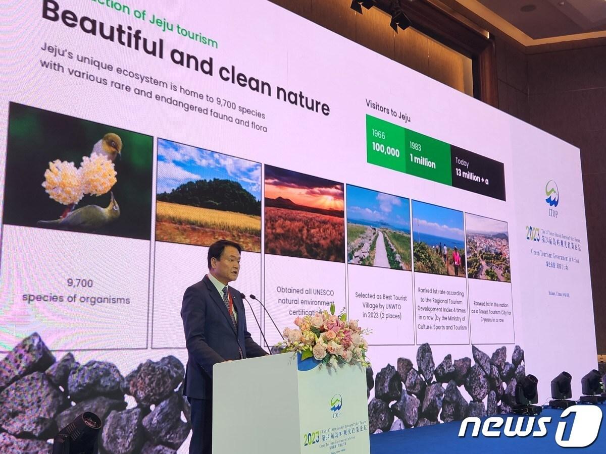 본문 이미지 - 김희현 제주도 정무부지사가 20일 중국 하이난성에서 열린 제24회 섬관광정책포럼에서 제주형 그린투어리즘 사례를 소개하고 있다.&#40;제주도청 제공&#41;/뉴스1 