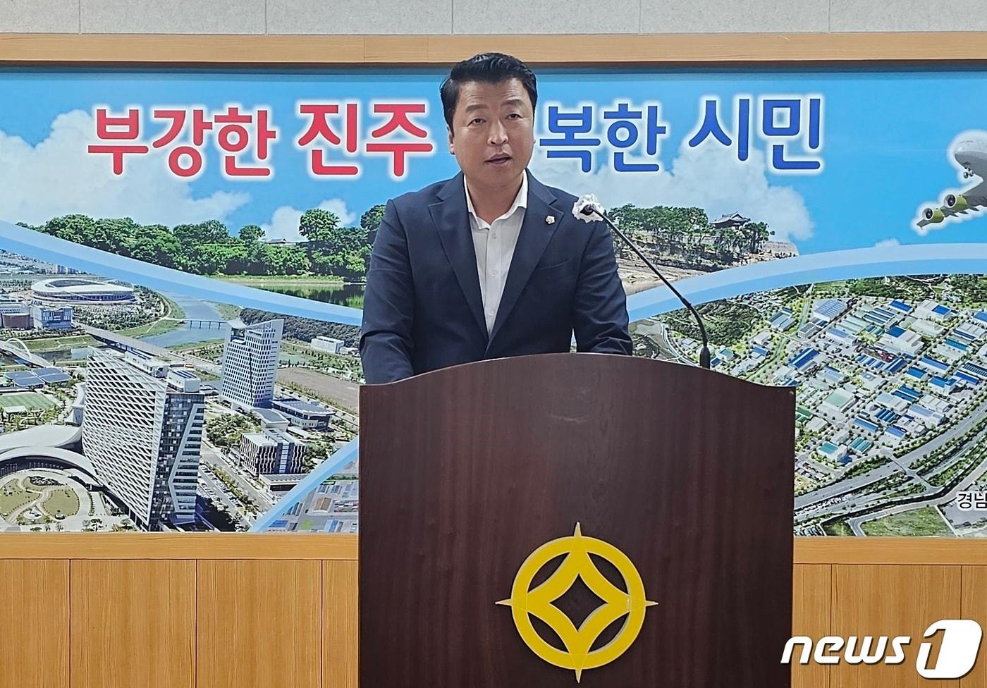 본문 이미지 - 임기향 진주시의회 운영위원장이 지난 9월 26일 진주시청 브리핑룸에서 기자회견을 열고 올해 연말 예정된 해외연수비 전액을 반납하기로 했다고 말하고 있다. 2023.9.26 뉴스1/한송학기자