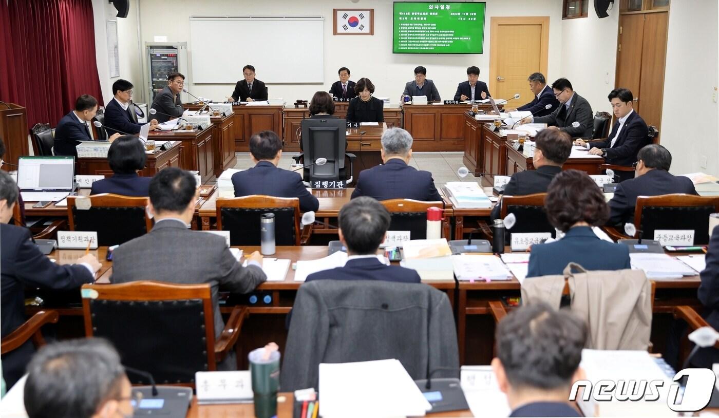 충북도의회 교육위원회(위원장 김현문)가 안건을 심사하고 있다../뉴스1