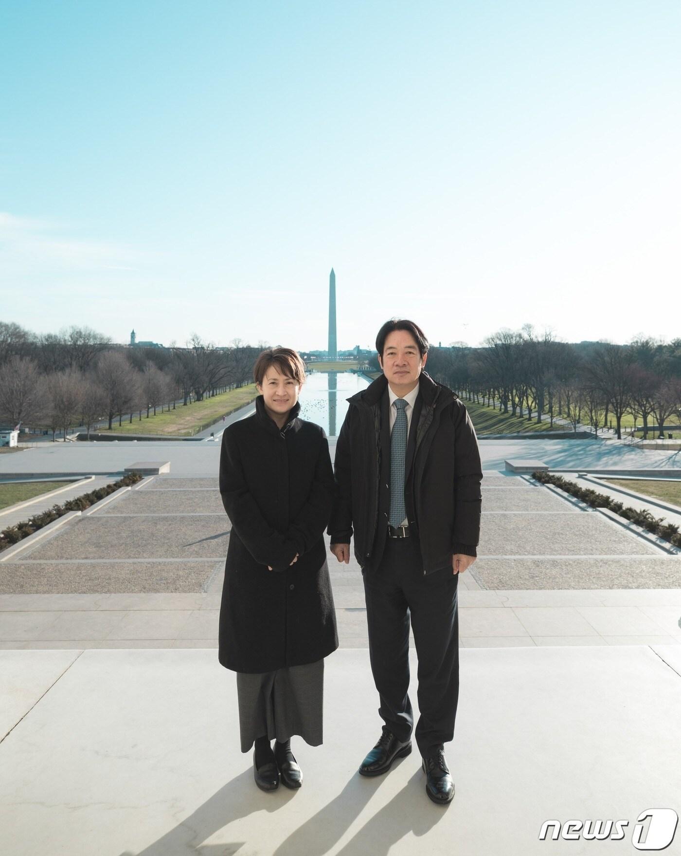 본문 이미지 - 20일 대만 민진당 라이칭더 총통 후보(오른쪽)는 부총통 후보로 샤오메이친 주미 대만경제문화대표부 대표를 지명한다고 밝혔다. 2023.11.20/뉴스1(페이스북 갈무리)