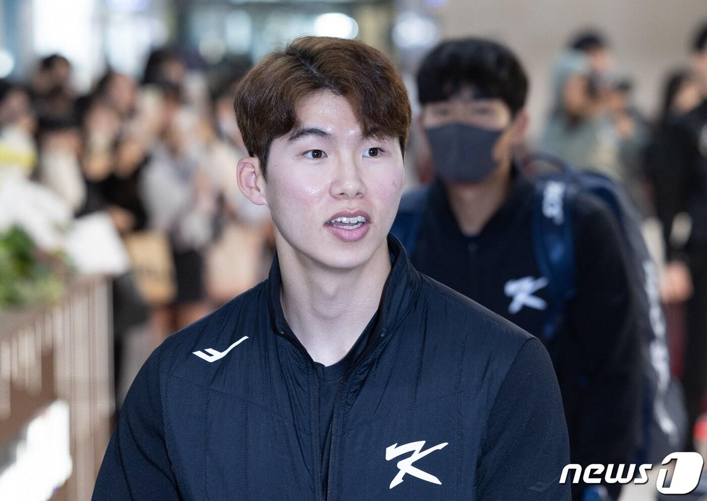본문 이미지 - 2023 아시아프로야구챔피언십(APBC)에서 준우승을 차지한 대한민국 야구대표팀 김혜성이 20일 오후 서울 강서구 김포국제공항을 통해 귀국하고 있다. 2023.11.20/뉴스1 ⓒ News1 이재명 기자