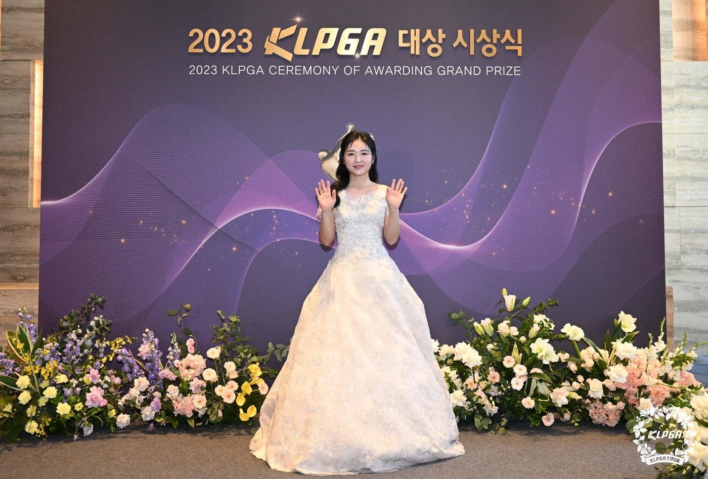 본문 이미지 - 이예원(20·KB금융그룹)이 20일 서울 강남구 그랜드 인터컨티넨탈 서울 파르니스에서 열린 2023 KLPGA 대상 시상식 포토월에 참석해 포즈를 취하고 있다. (KLPGA 제공)