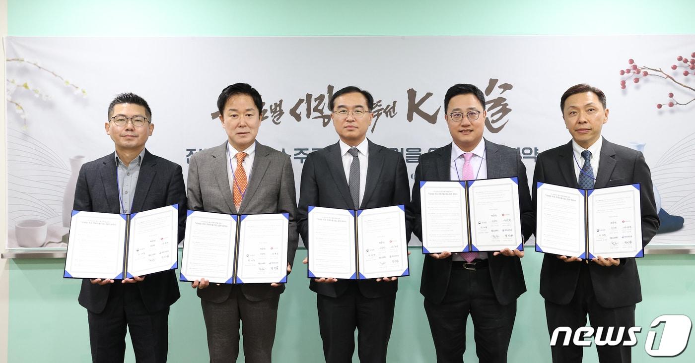 임준범 롯데칠성음료 본부장(왼쪽부터), 장인섭 하이트진로 전무이사, 최재봉 국세청 법인납세국장, 구자범 오비맥주 부사장, 차승민 국순당 본부장이 20일 세종시 정부세종2청사에서 전통주·중소주류 수출지원을 위한 업무협약을 체결하고 있다. (국세청 제공) 2023.11.20/뉴스1