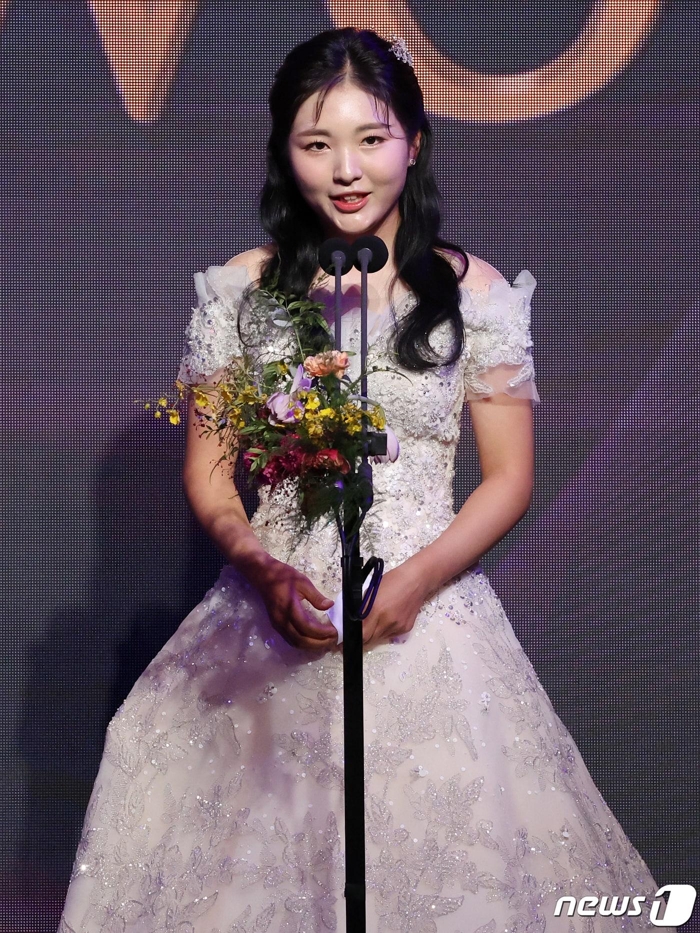 본문 이미지 - 이예원(KB금융그룹)이 20일 오후 서울 강남구 그랜드인터컨티넨탈 서울파르나스에서 열린 2023 한국여자프로골프(KLPGA) 대상 시상식에서 '상금왕'에 선정된 뒤 소감을 말하고 있다. 2023.11.20/뉴스1 ⓒ News1 김진환 기자