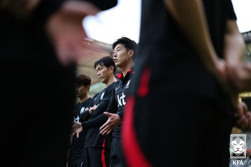 본문 이미지 - 대한민국 축구 국가대표 손흥민이 2026 북중미 월드컵 아시아지역 2차 예선 중국과의 경기를 하루 앞둔 20일 중국 선전 유니버시아드 스포츠센터 경기장에서 훈련에 앞서 선수들과 대화하고 있다. (대한축구협회 제공) 2023.11.20/뉴스1