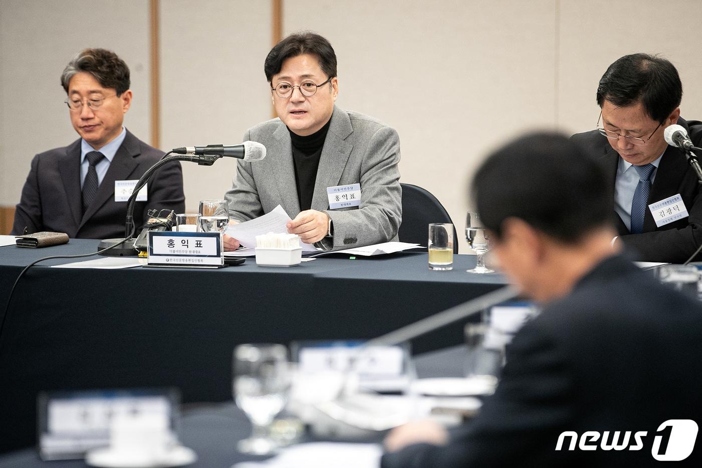 본문 이미지 - 홍익표 더불어민주당 원내대표가 21일 서울 중구 프레스센터에서 한국신문방송편집인협회 주최로 열린 편집인 포럼에 참석해 발언하고 있다./뉴스1 ⓒ News1 이승배 기자