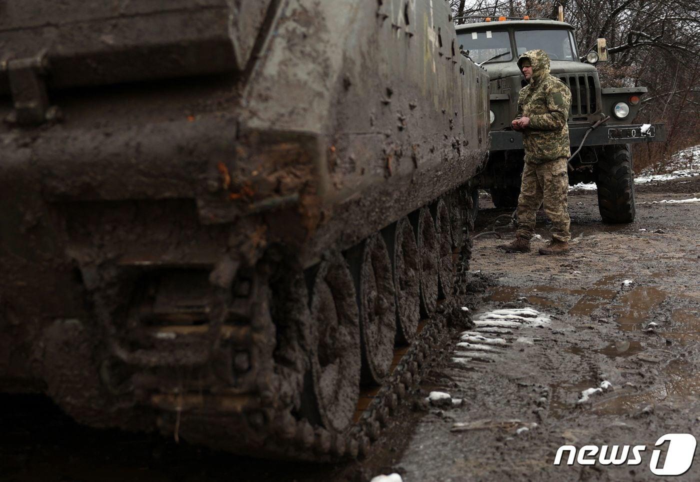 20일 (현지시간) 러시아와 전쟁 중인 우크라이나 도네츠크에서 병사가 파손된 장갑차를 수리하기 위해 이동을 준비하고 있다. 2023.11.21 ⓒ AFP=뉴스1 ⓒ News1 우동명 기자