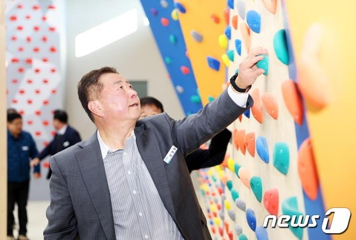 본문 이미지 - 20일 김경일 파주시장이 다음달 준공을 앞둔 청소년수련관을 둘러보고 있다. (파주시 제공)