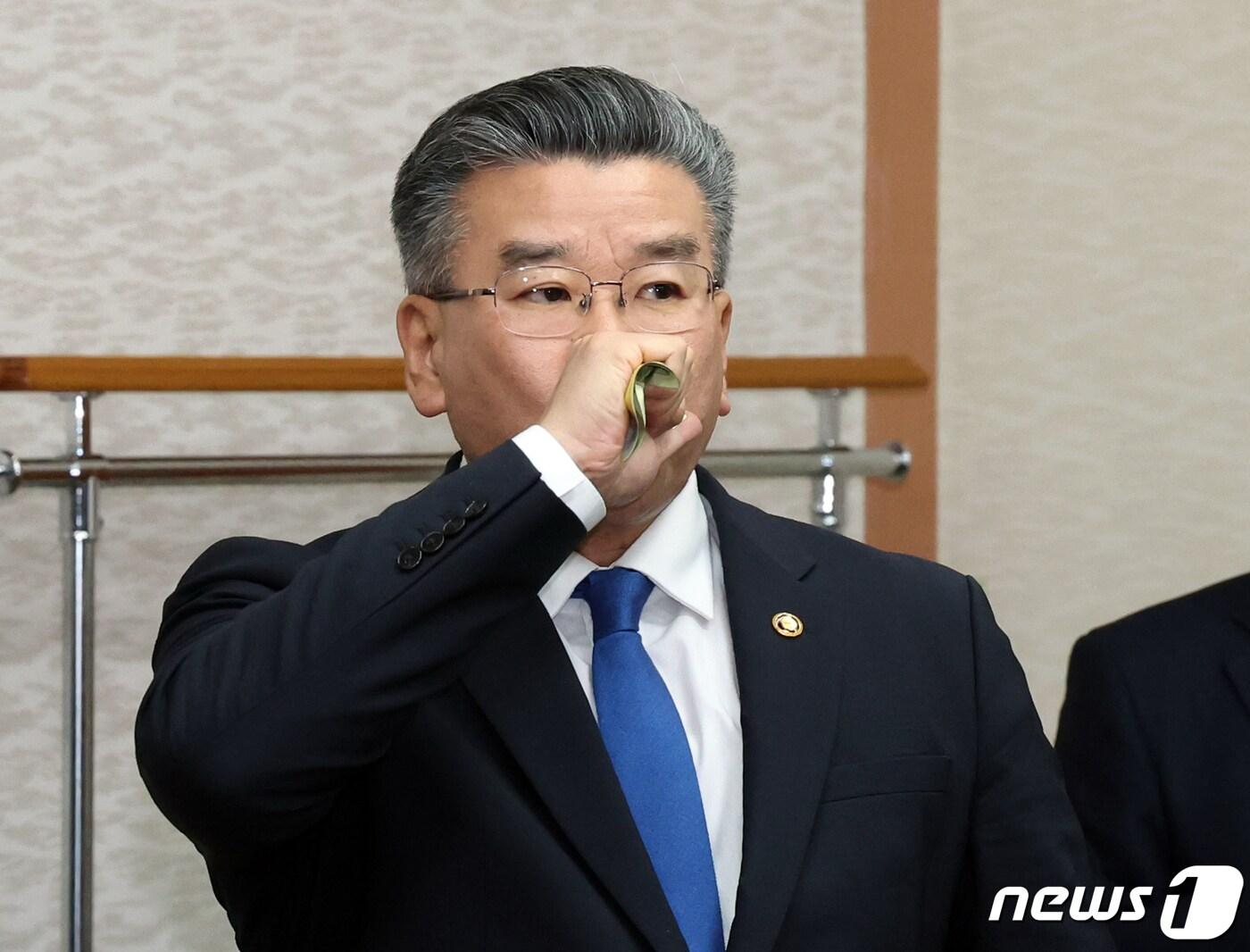 본문 이미지 - 유병호 감사원 사무총장이 21일 오전 서울 종로구 세종로 정부서울청사에서 열린 우수 농식품 홍보행사에서 제품을 시식하고 있다. 2023.11.21/뉴스1 ⓒ News1 김명섭 기자