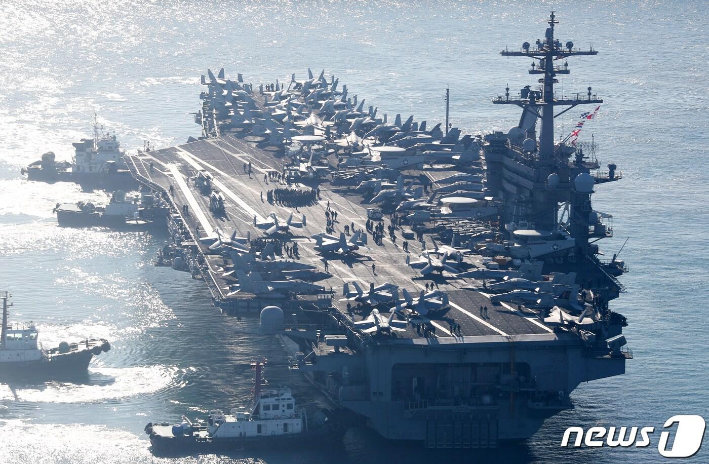 본문 이미지 - 21일 오전 미국 핵추진 항공모함 칼빈슨함(CVN-70)이 부산 남구 해군작전사령부 부산작전기지에 입항하고 있다.  2023.11.21/뉴스1 ⓒ News1 윤일지 기자