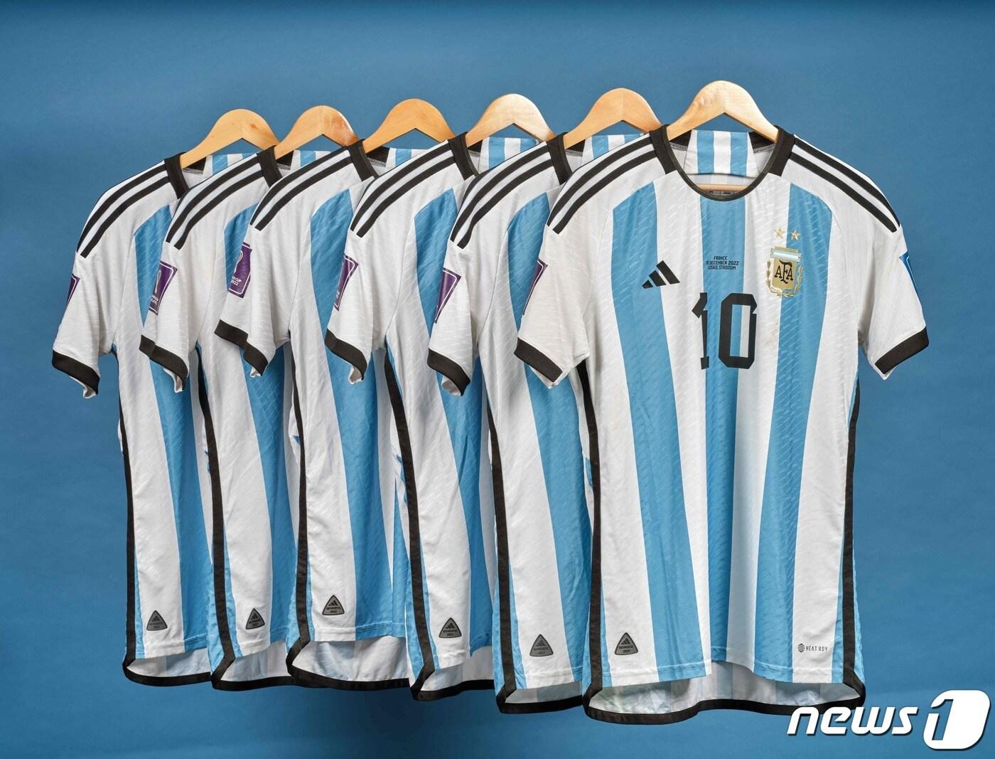 본문 이미지 - 소더비 경매에 부쳐지는 리오넬 메시의 2022 카타르 월드컵 착용 유니폼 6벌. 2022.11.20 ⓒ AFP=뉴스1 ⓒ News1 정지윤 