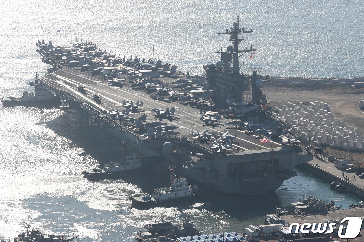 본문 이미지 - 미국의 핵추진 항공모함 칼빈슨함(CVN-70). 2023.11.21/뉴스1 ⓒ News1 윤일지 기자