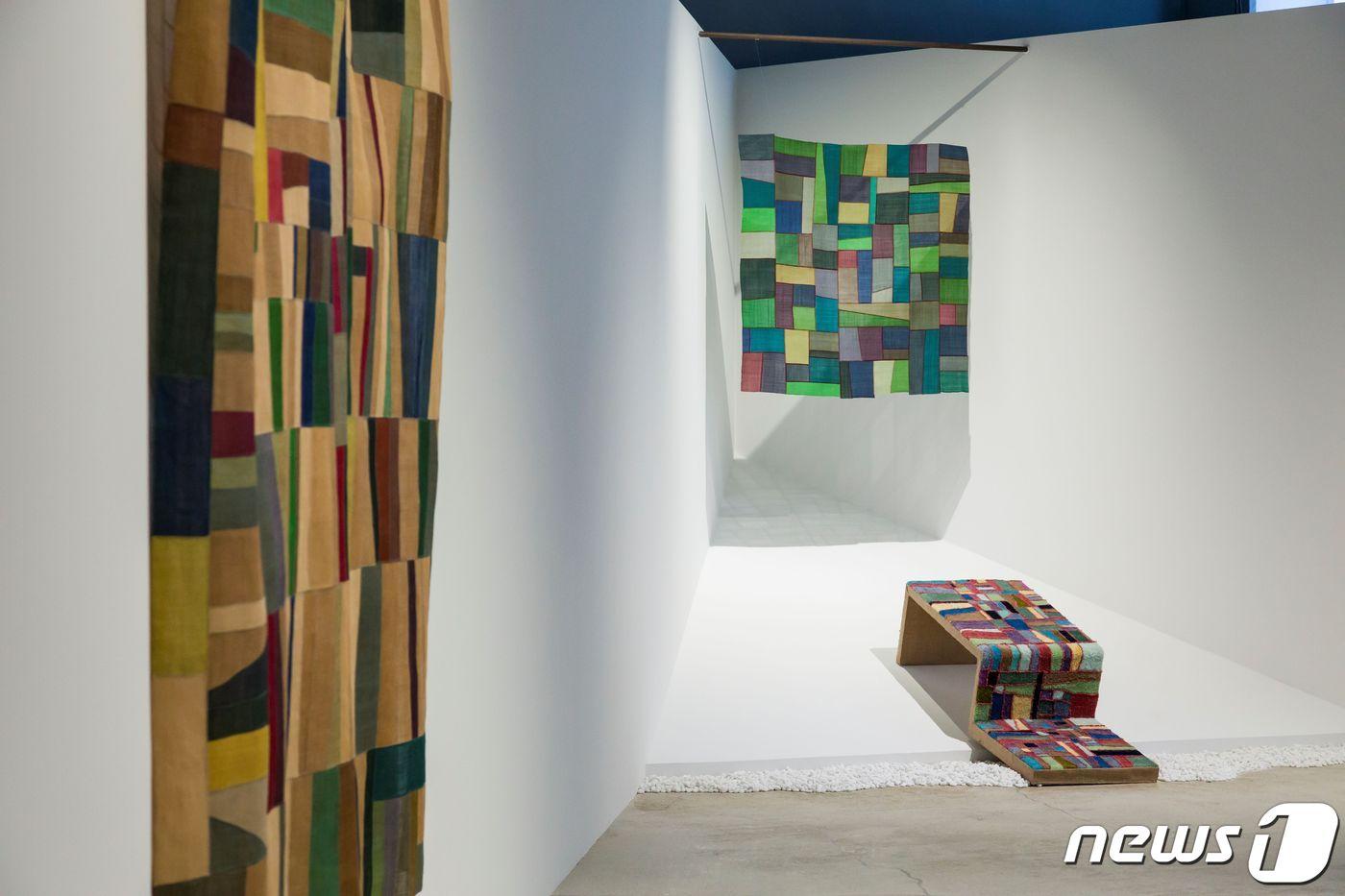 본문 이미지 - '공예: 작은 전체' 전시 사진.(청주시 제공).2023.11.21./뉴스1