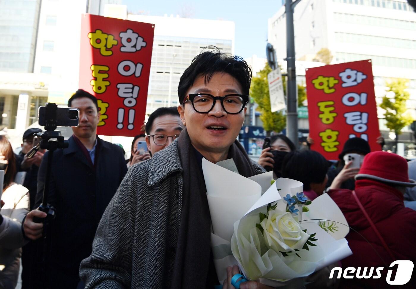 본문 이미지 - 한동훈 법무부 장관이 11월21일 오전 대전광역시 한국어능력 등 사회통합프로그램 CBT 평가 대전센터 개소식에 참석하기 위해 차에서 내리자마자 지지자들로부터 환영 받고 있다. (공동취재) 2023.11.21/뉴스1 ⓒ News1 김기태 기자