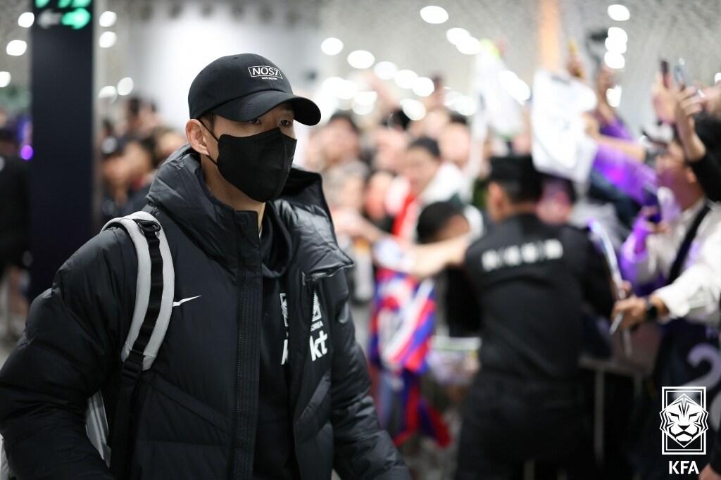 본문 이미지 - 지난 19일 중국에 도착한 손흥민을 향해 많은 중국 팬들이 환호하고 있다 (대한축구협회 제공)