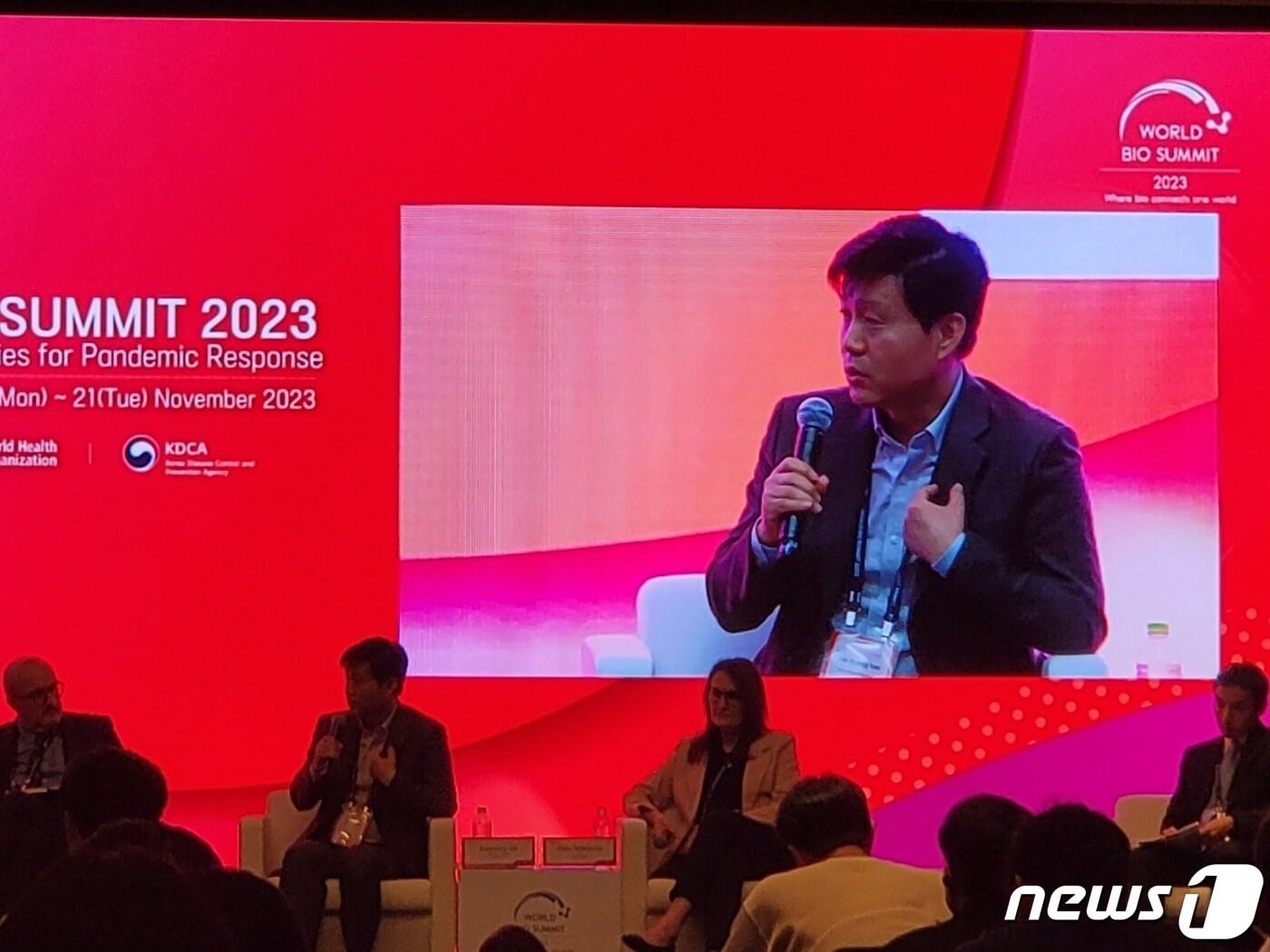 본문 이미지 - 서울 영등포구 콘래드호텔에서 열린 '세계바이오서밋' 이틀째인 21일  이수영 셀트리온 신약개발본부 본부장(큰 화면) 등 국내외 감염병 치료제 백신 분야 전문가들이 토론을 진행하고 있다. 2023.11.21/뉴스1 ⓒ News1 황진중 기자