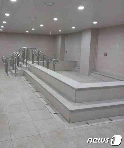 본문 이미지 - 수개월째 방치된 충북 영동군 소재 고령자복지주택단지내 공동목욕탕 내부 모습. /뉴스1 