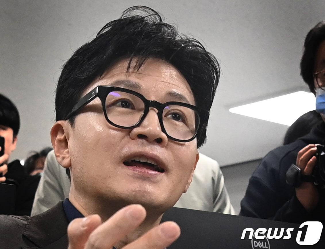 본문 이미지 - 한동훈 법무부장관이 21일 대전 중구 한국이민재단 대전 CBT 센터 평가실에서 한국어 능력 등 외국인 사회통합프로그램 평가를 위한 시스템을 살펴보고 있다. (공동취재) 2023.11.21/뉴스1  ⓒ News1 김기태 기자